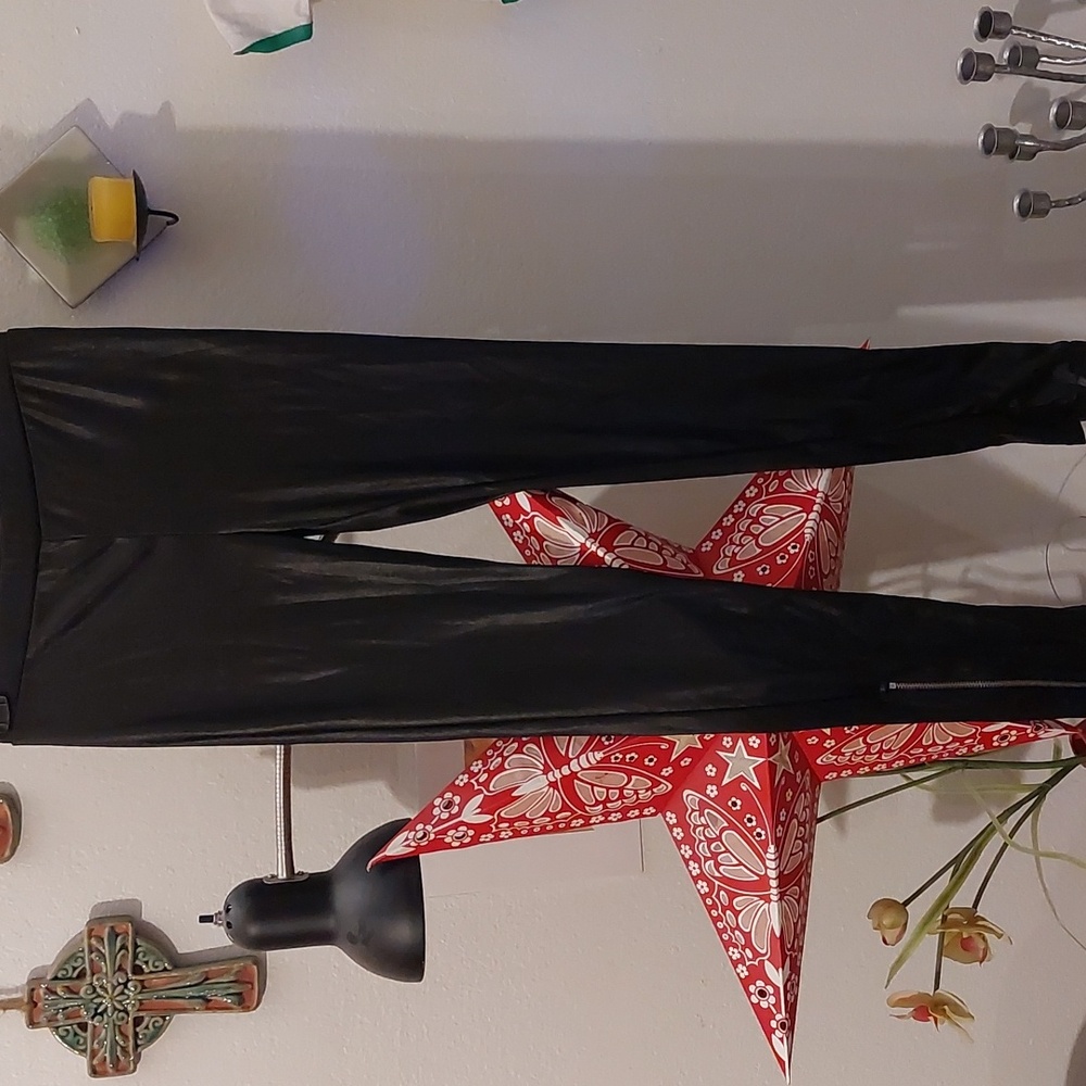 Shiny black leggings with zipper detail